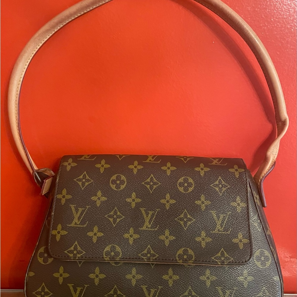 Louis Vuitton Looping MM Monogram Canvas Hand Bag Inperfections
